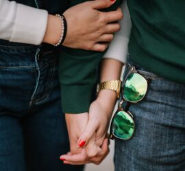 Par som holder i hånd