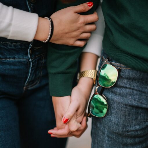 Par som holder i hånd